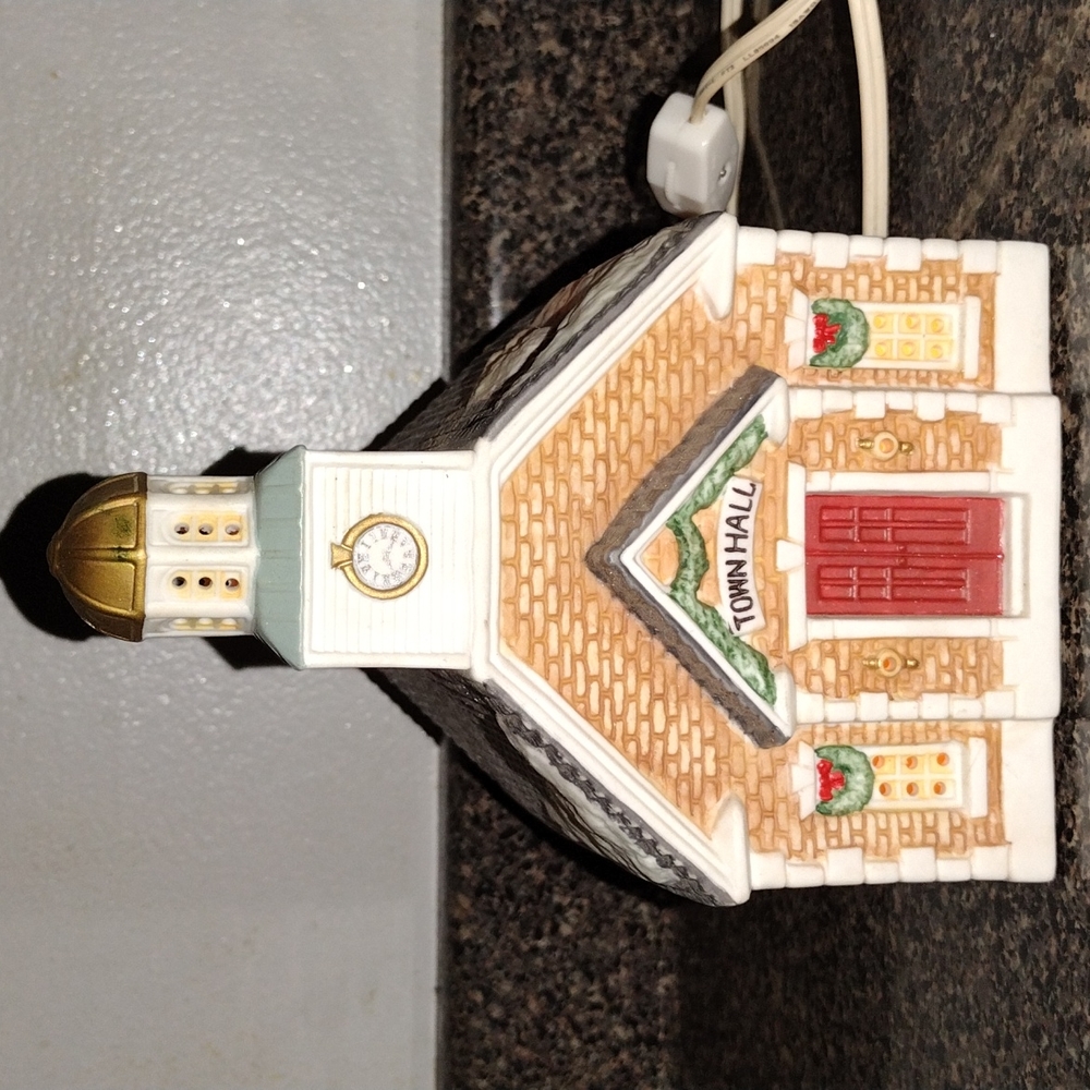 1993 Christmas village decor/Thomas Kinkade collection /Town Hall lights up work
